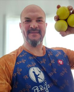 Perujo hält drei Bälle in die Luft